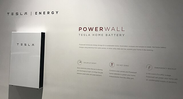 Tesla Powerwall thuisbatterij aan de muur in een woning