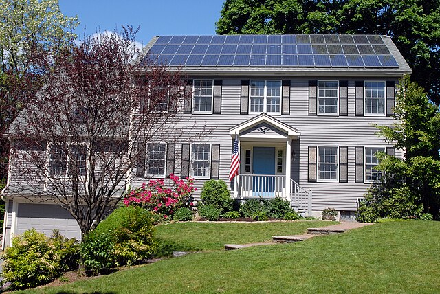 Zonnepanelen geinstalleerd op het dak van een woning