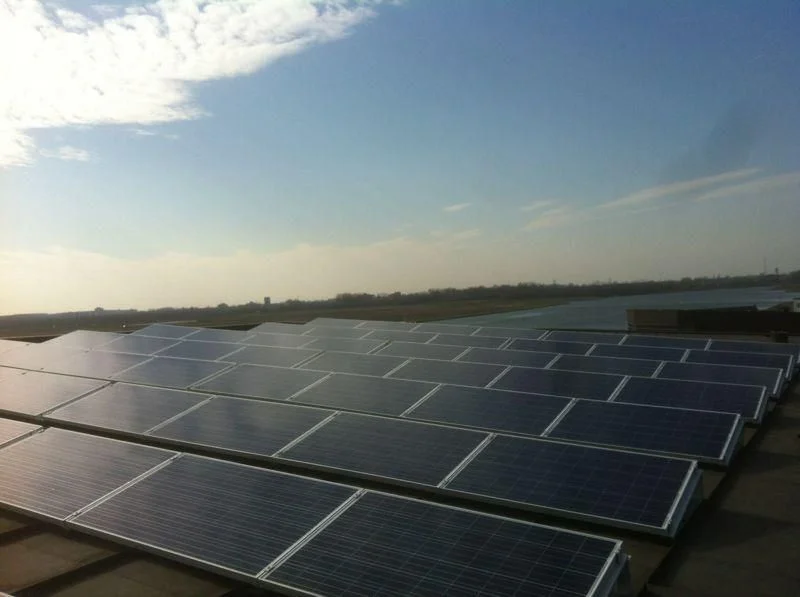 60 AEG zonnepanelen geïnstalleerd op plat dak appartementencomplex Alblasserdam