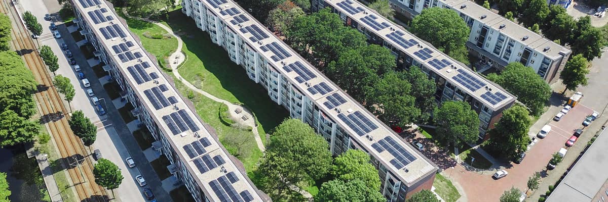 Zonnepanelen op woningen in groene woonwijk