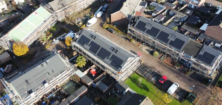 Zonnepanelen installatie op woningen