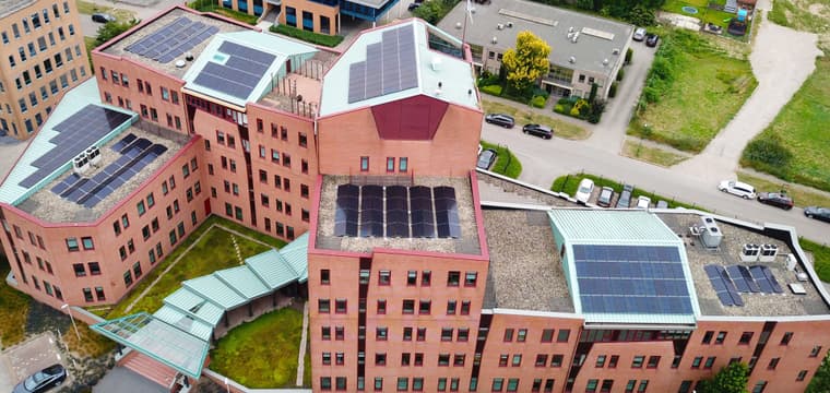 Gebouw met zonnepanelen op meerdere dakvlakken