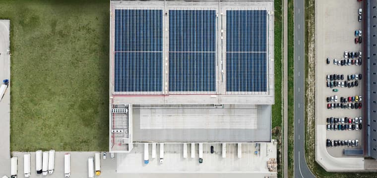 Groot dak vol zonnepanelen bovenaanzicht