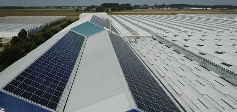Zonnepanelen close-up op bedrijfsdak